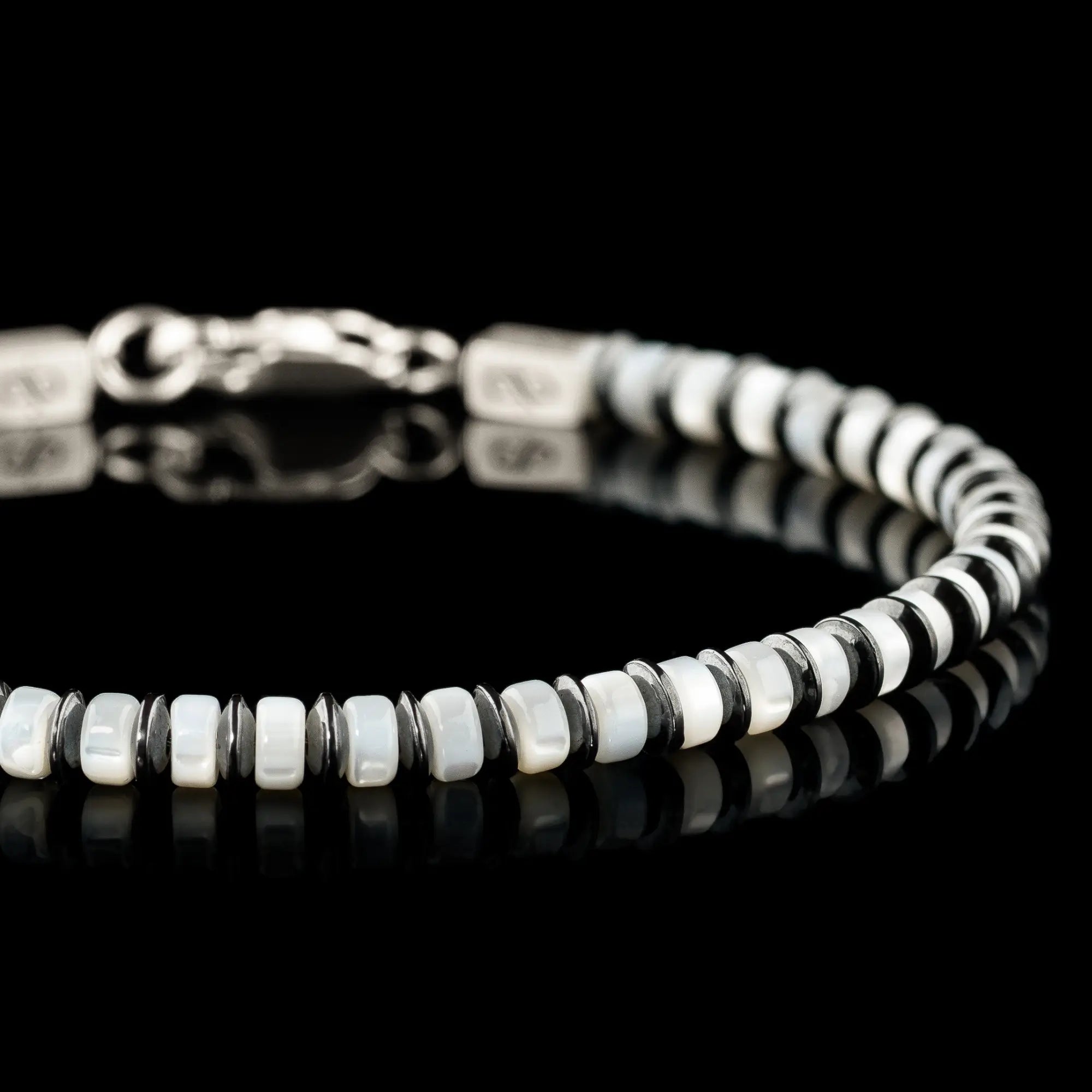 Close-up detail of mother of pearl bracelet for men. 4mm nacre. Aurum Brothers.