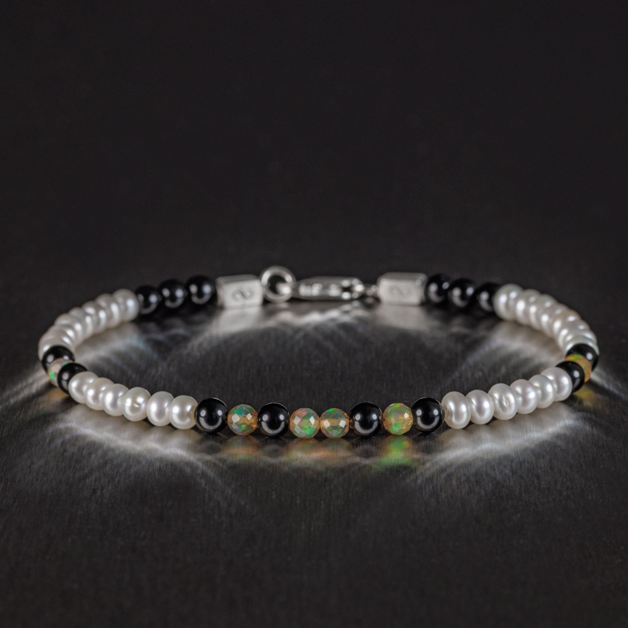 Goldenes äthiopisches Opal-weißes Perlen-schwarzes Turmalin-Armband I (3,5–4,5 mm) 