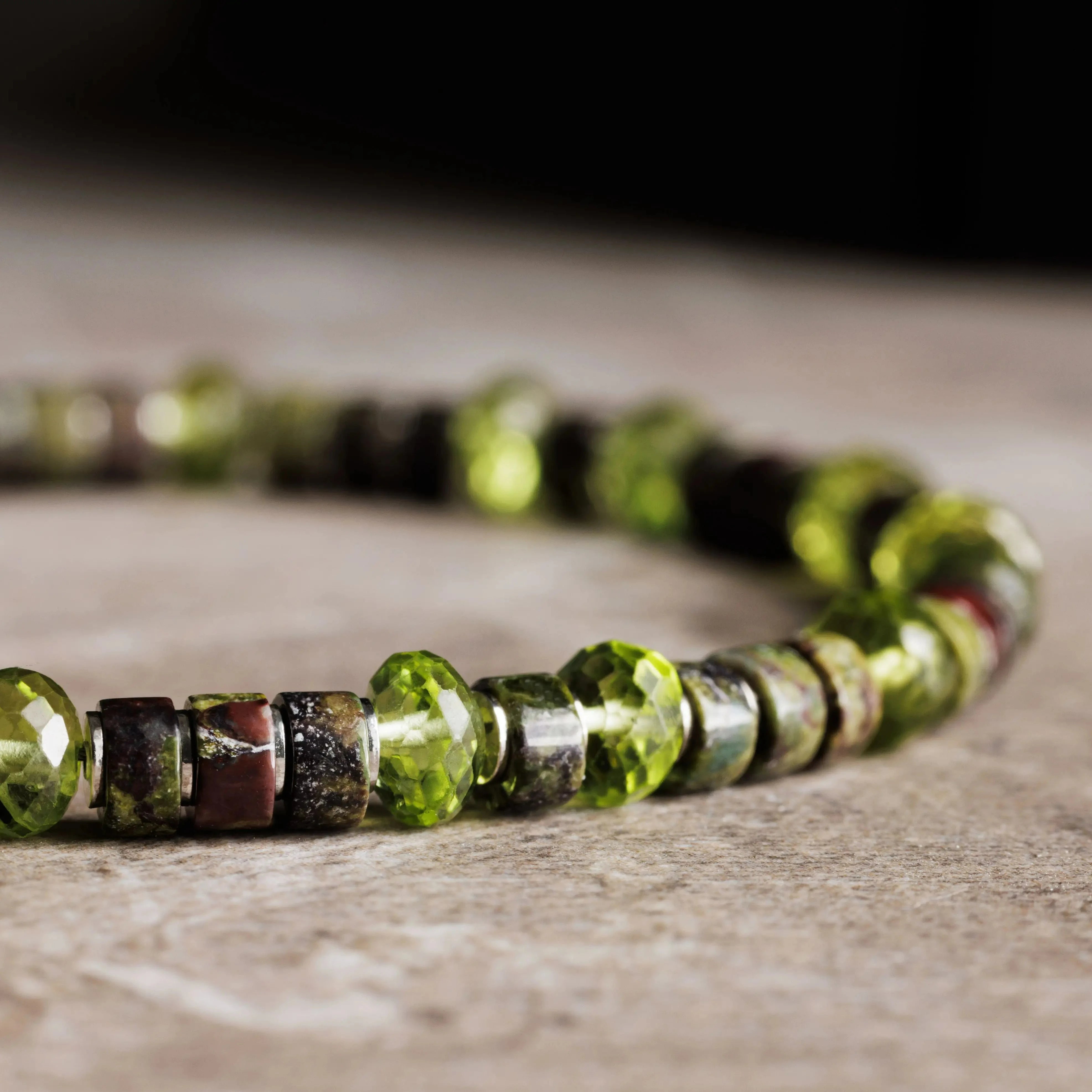 Peridot - Drachenblut-Jaspis-Armband I (4-5mm)