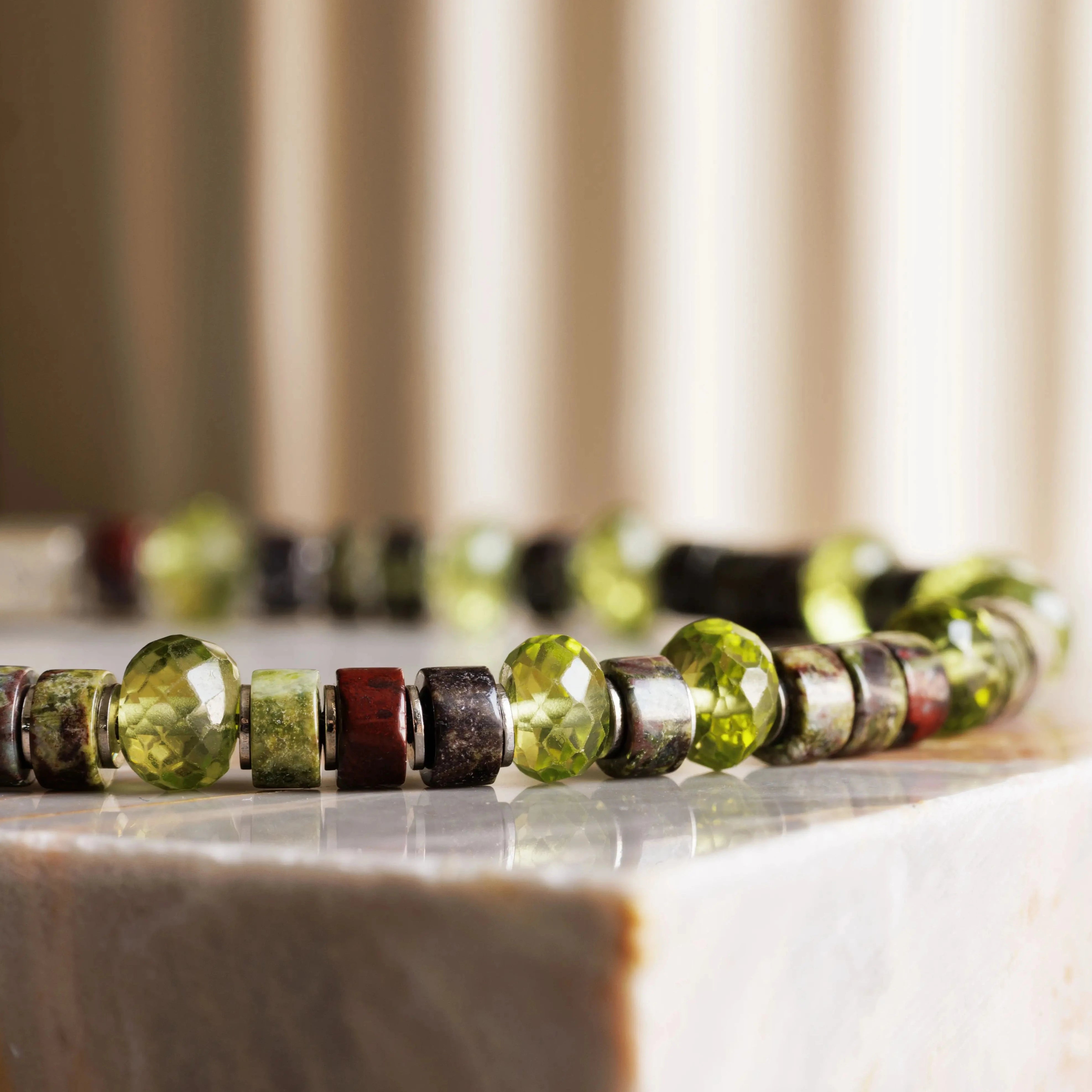 Peridot - Drachenblut-Jaspis-Armband I (4-5mm)