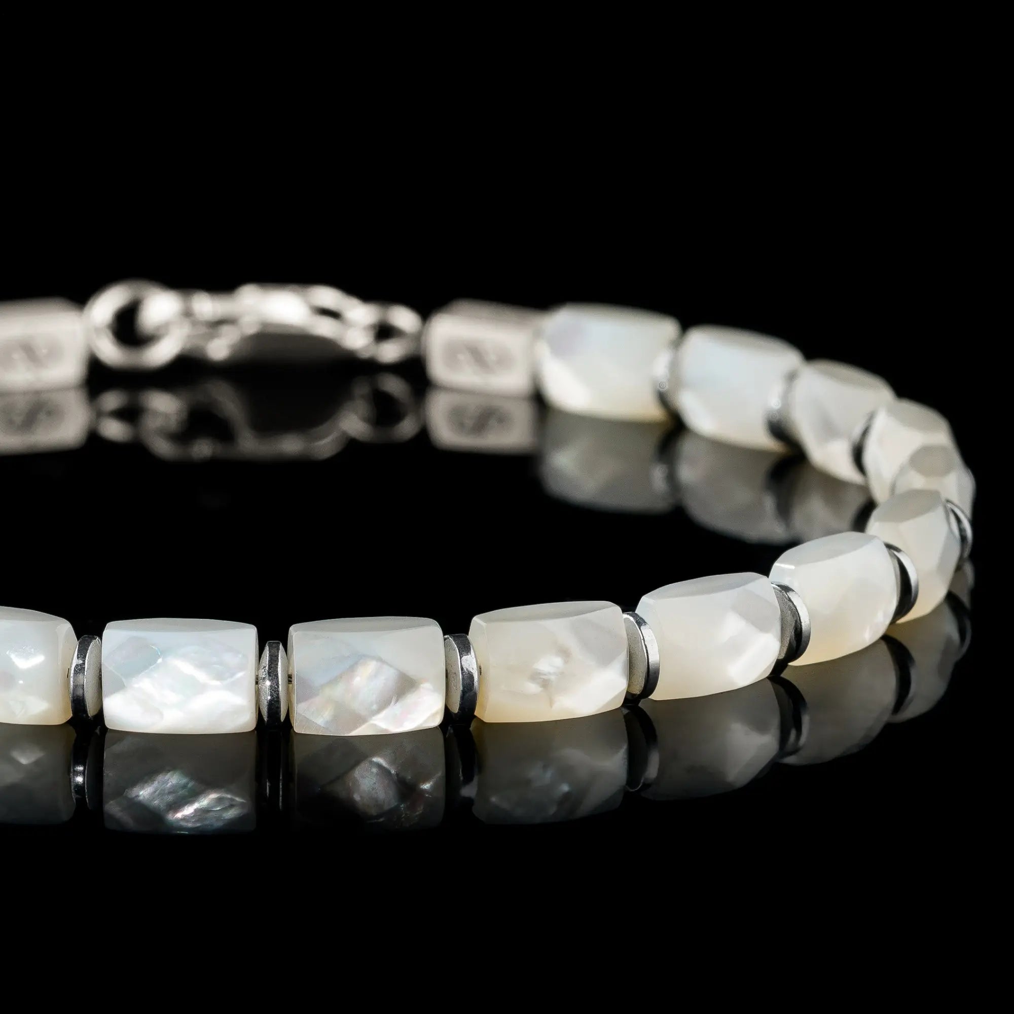 Close-up detail of silver lip oyster bracelet for men. 7x5mm shell. Aurum Brothers.
